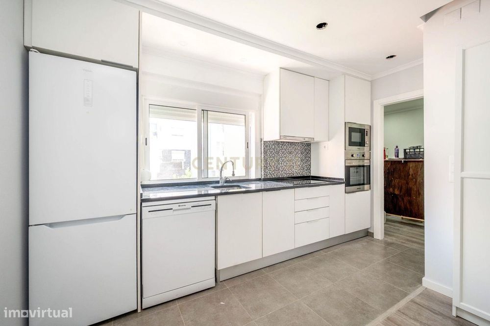 Excelente Apartamento T2 transformado em T3 – Remodelado na Amadora!