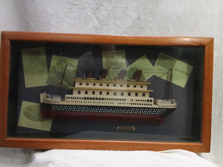 Maquete Navio Titanic com recortes de jornais da época