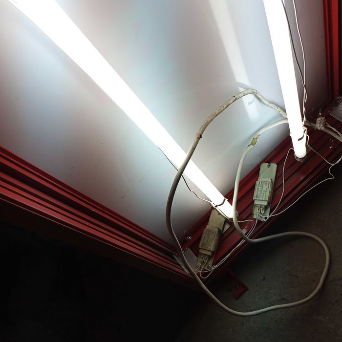 neon reklama  lokal u  bar   retauracja  wielkie  litery oświetle CAFE