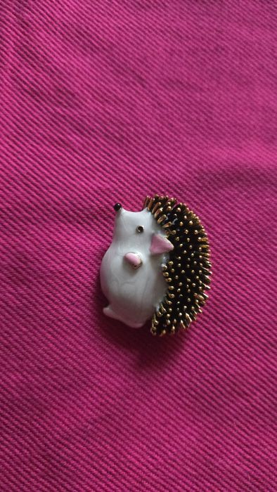 Broszka jeżyk brązowy.