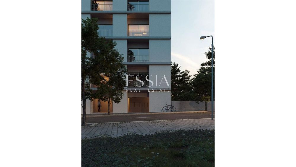 Apartamento T1 com Varanda e Garagem próximo das Antas