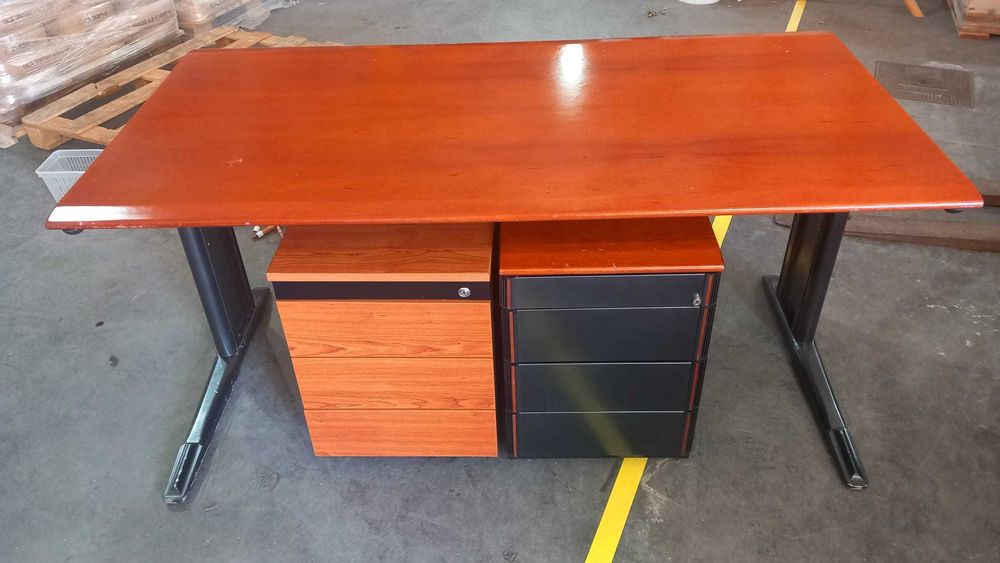 Conjunto secretária e gavetas