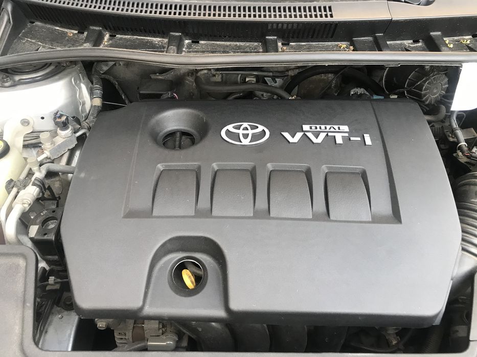 Кришка двигуна мотора Toyota Corolla Auris 1.6 крышка мотора накладка