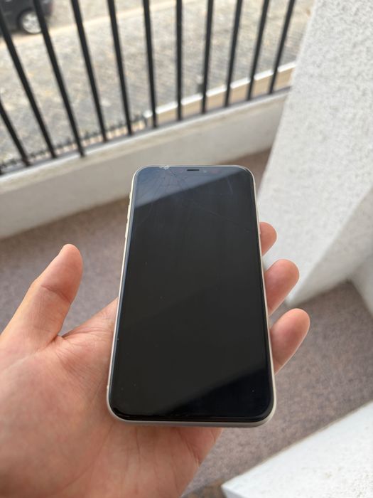iPhone 11 (Apple)