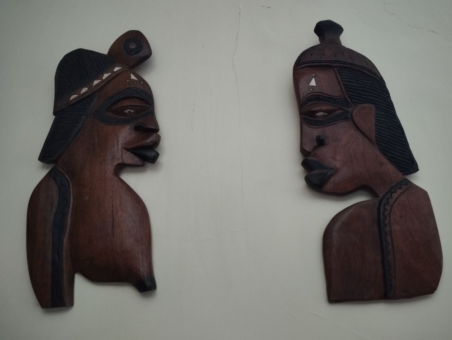 Estatueta em madeira