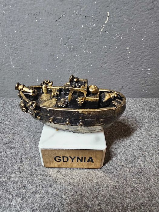 Statek z grawerem Gdynia marynistyczna dekoracja