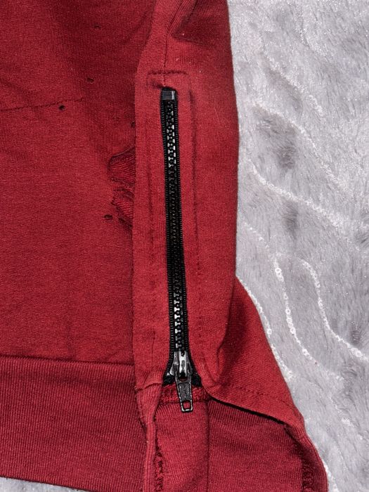 czerwona bluza bez rekawow