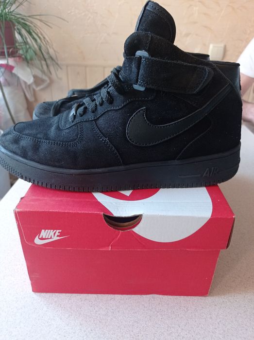 Продам кроссовки