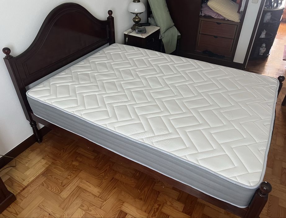 Cama completa em madeira mogno