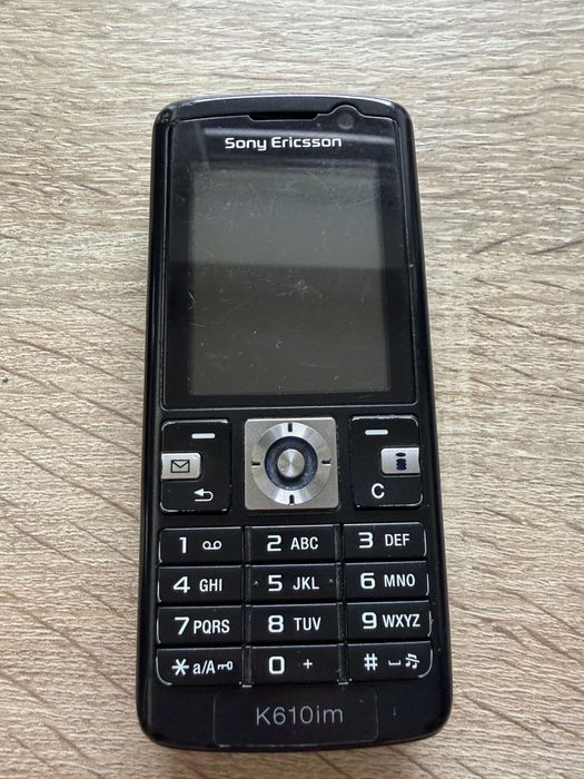 Telefon Sony Ericsson K610im z ładowarką.