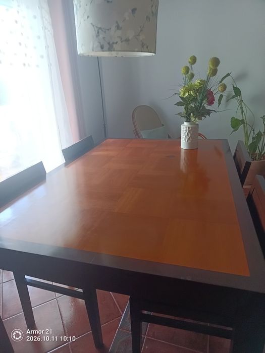 Conjunto de Mesa, 4 cadeiras e um Aparador