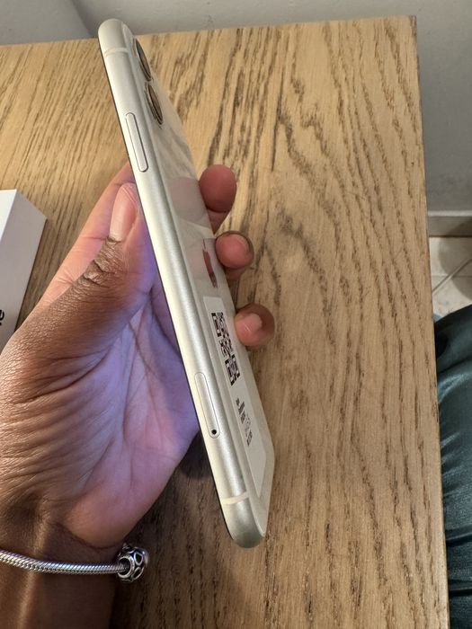 Iphone 11 branco e limpo