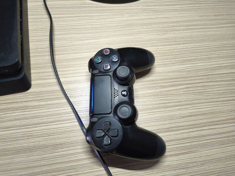 Sony PlayStation 4 Slim + pad + HDMI PS4