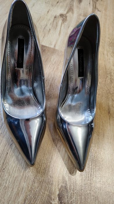 Srebrne szpilki na wysokim obcasie