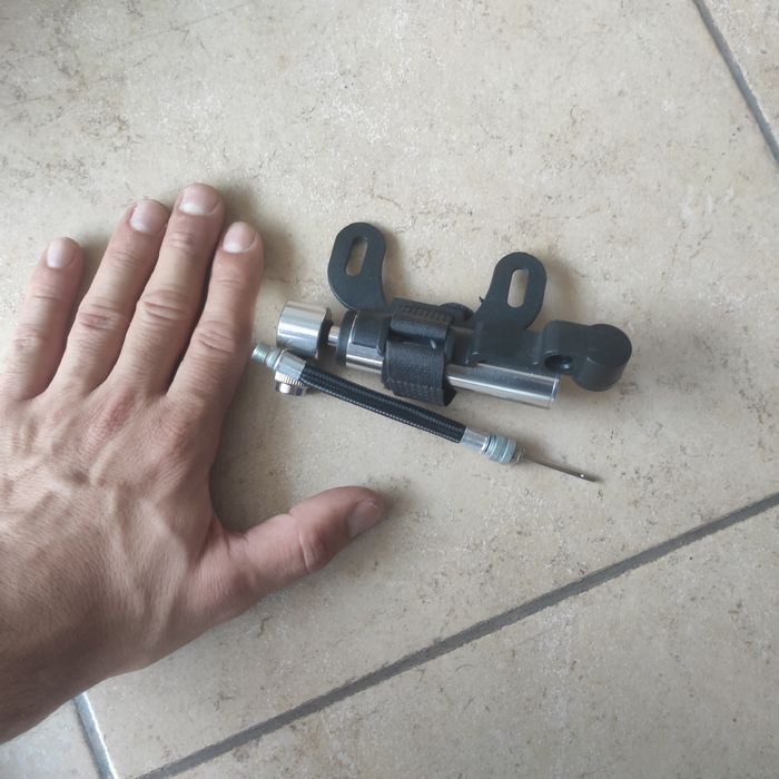 Bomba de ar compacta para bicicleta