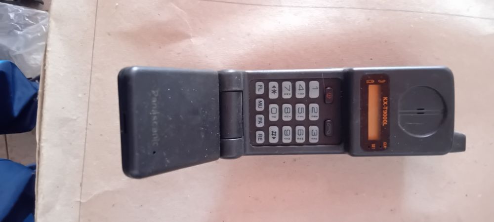 Telefone e telemóvel  antigo