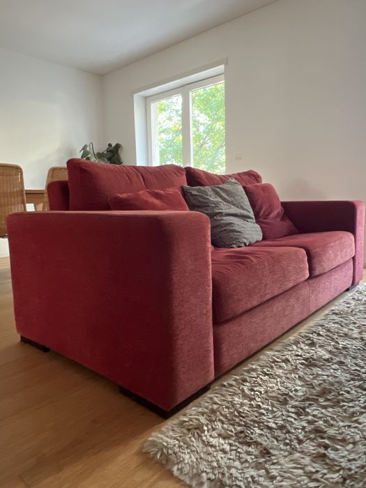 Sofa 2 pessoas , em muito bom estado com almofadas incluidas.dimensoes : 2,0 x 1,0 m