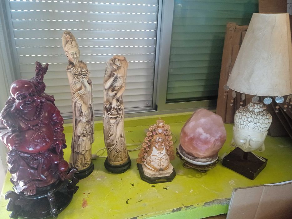 Buda, figuras chinesas, pedra de sal, candeeiro com figura de buda.