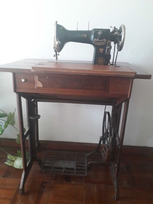 Máquina de Costura Antiga OLIVA com Móvel Original - Completa e Estimada