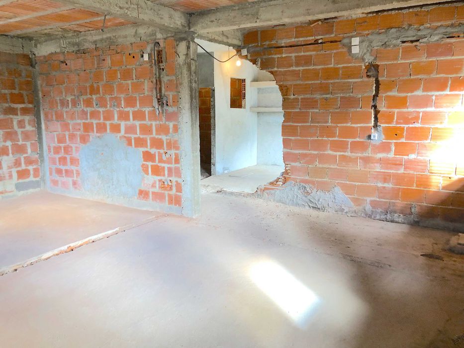 Terreno com 650m² e casa de 160m² para renovar em Azeitao
