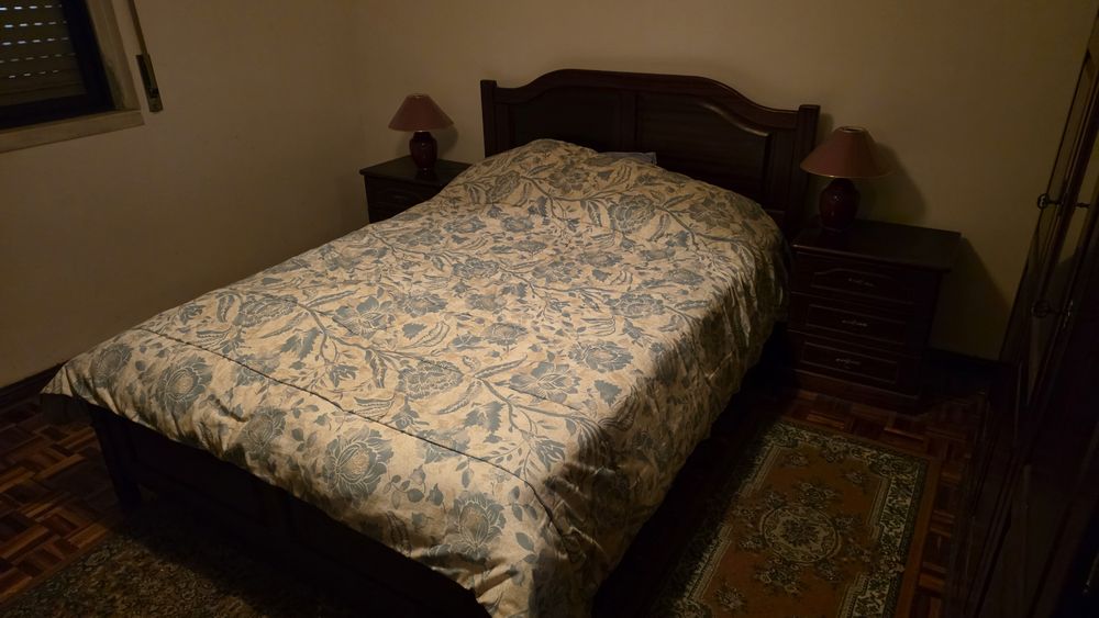 Conjunto de quarto clássico em madeira escura (cama c/ colchão novo + 2 mesas de cabeceira)