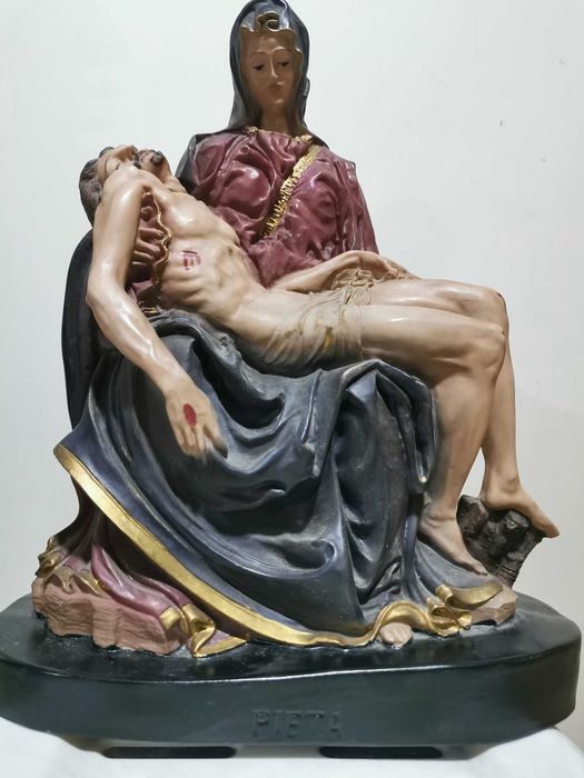 Pietá Grupo escultórico em marfinite policromada fabrico do séc. XX