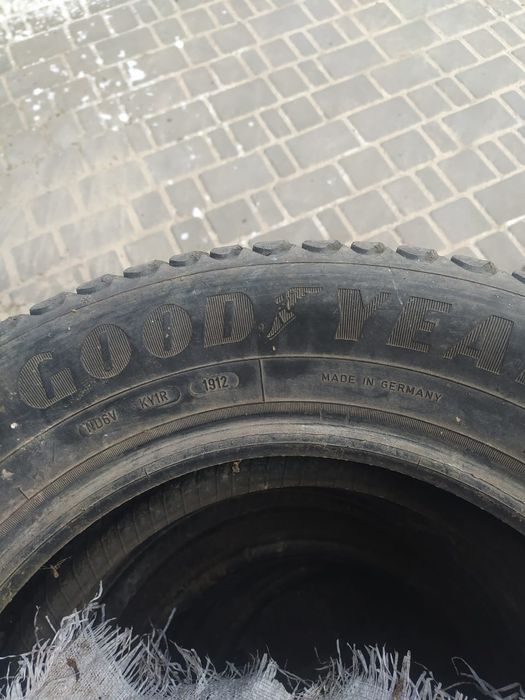Продам  шини 215/65R16