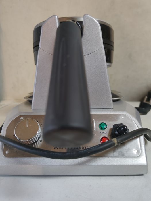 Máquina de waffles giratória