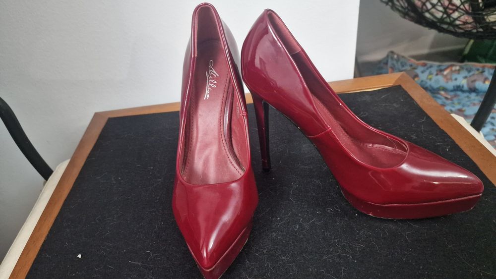 Sapato de salto alto em verniz n 37