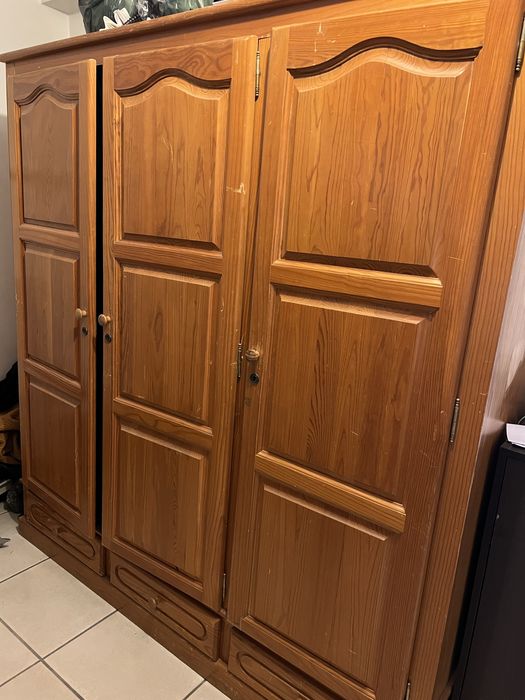 Guarda fatos de madeira