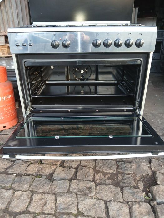 Vendo fogão semi-industrial. Com 5 bocas a gás, forno a gás e elétrico