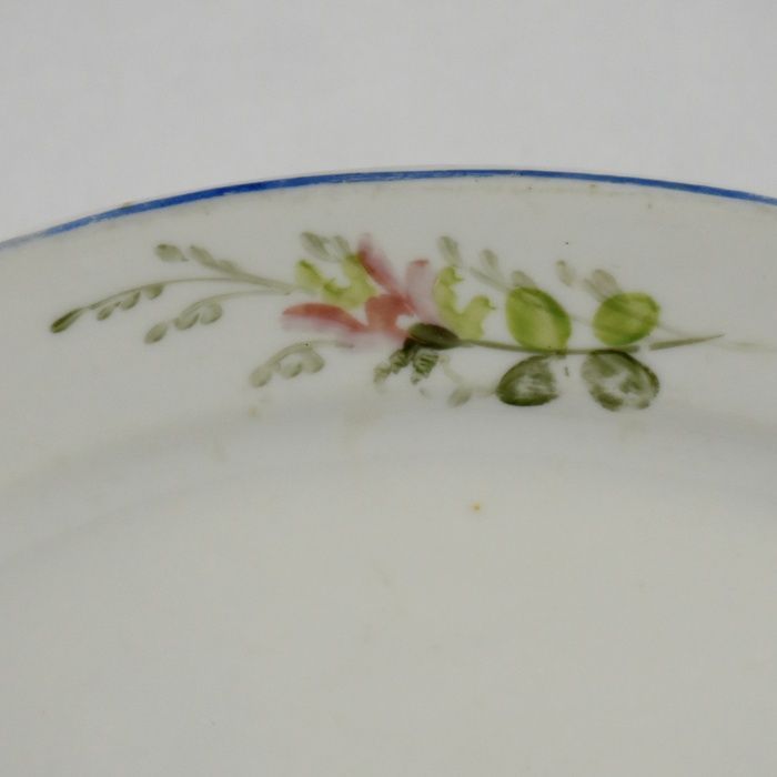 Travessa porcelana Vista Alegre (1881 a 1921), pintada à mão