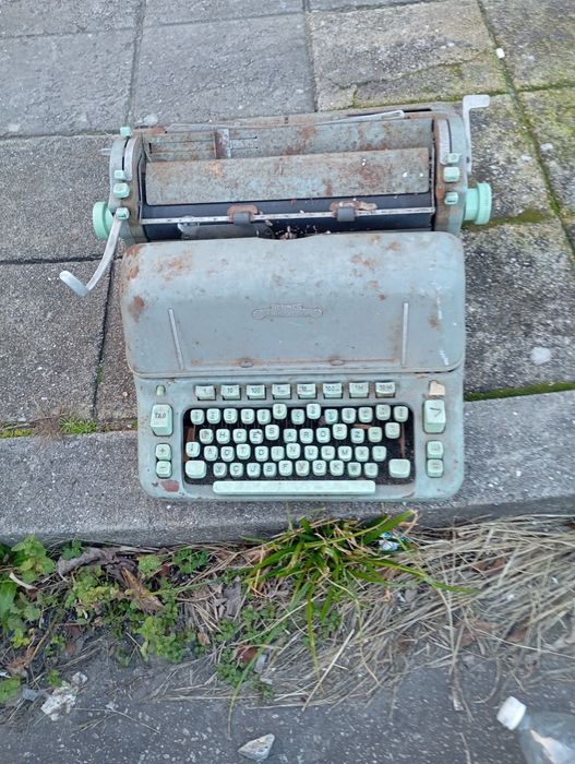 Vendo esta máquina de escrever muita bonita antiga