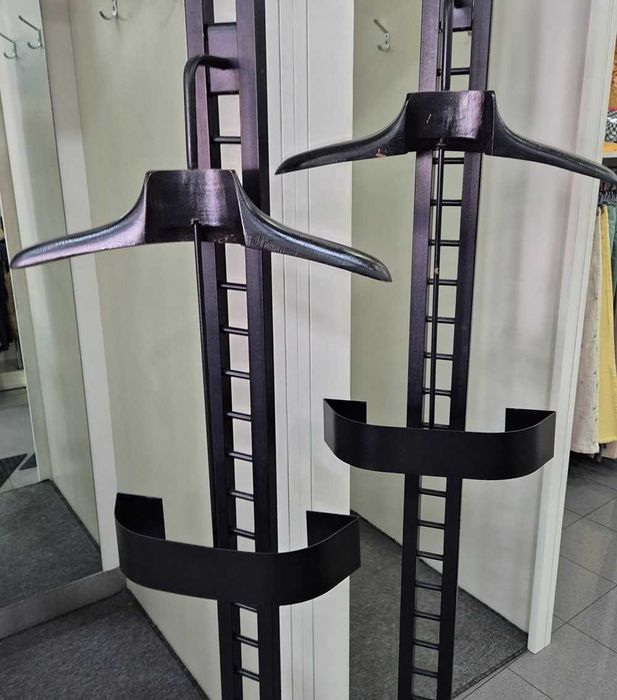Cabide expositor manequim – design moderno preto