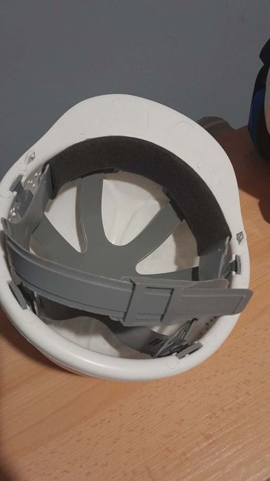 Kask budowlany ze słuchawkami