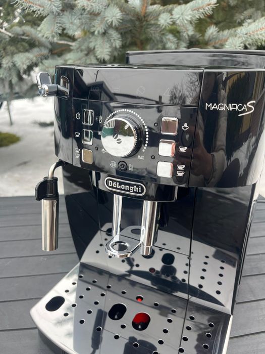 Кавоварка Delonghi Magnifica S  2024 рік 11 місяць гарантія