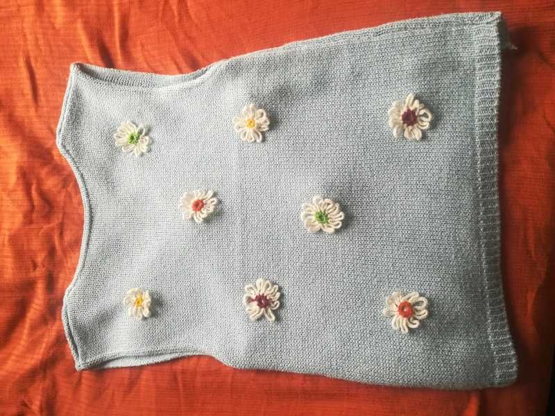 Błękitna kamizelka z kwiatkami