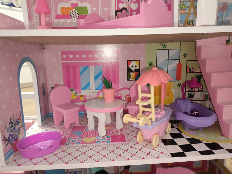 Domek dla lalek drewniany kolorowy wyposażenie