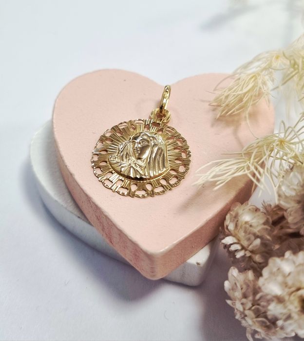 Złota zawieszka z Matką Boską