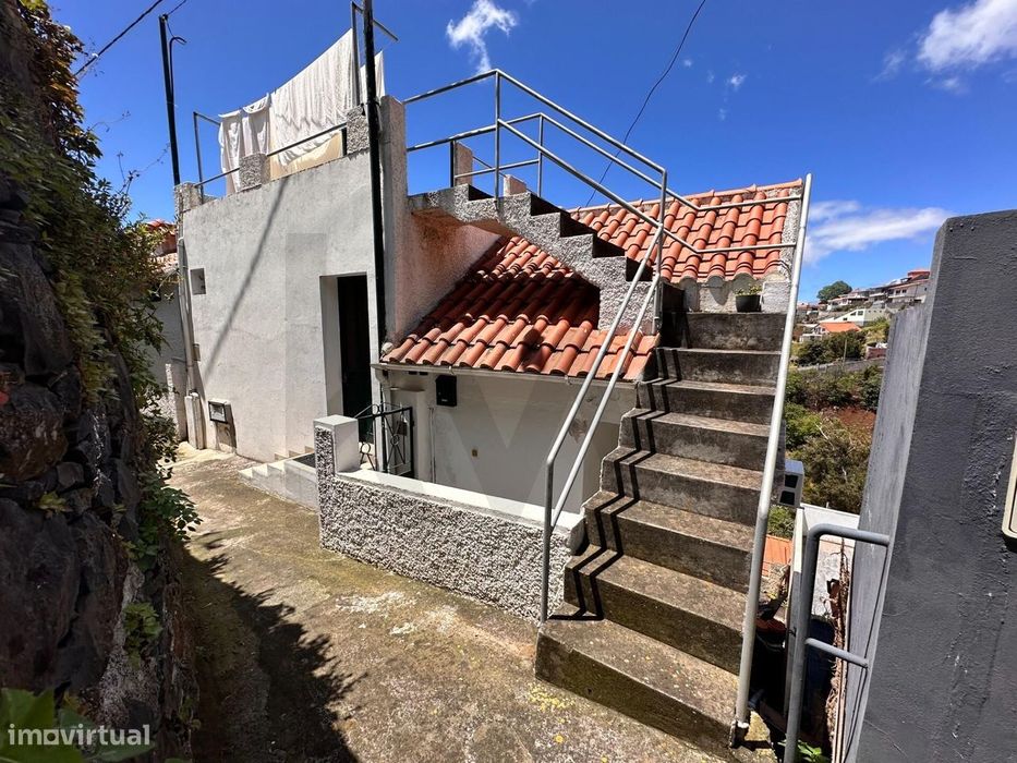 Moradia com 2 Apartamentos Independentes e Vista Panorâmica – Monte, F