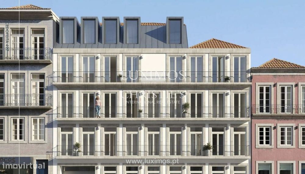 Apartamento T2+1 com varandas à venda no centro do Porto