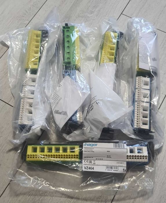 Тримач з клемами Hager VZ464 та фазні шини KDN163/263/363А