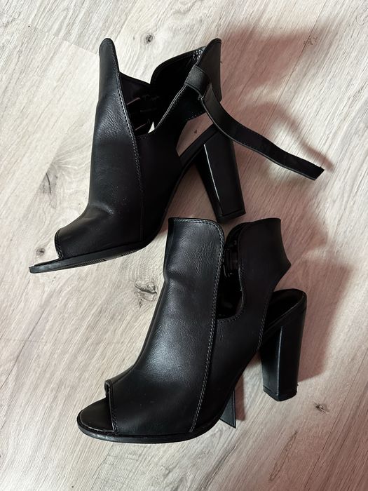 Czarne buty na słupku 38 stan dobry