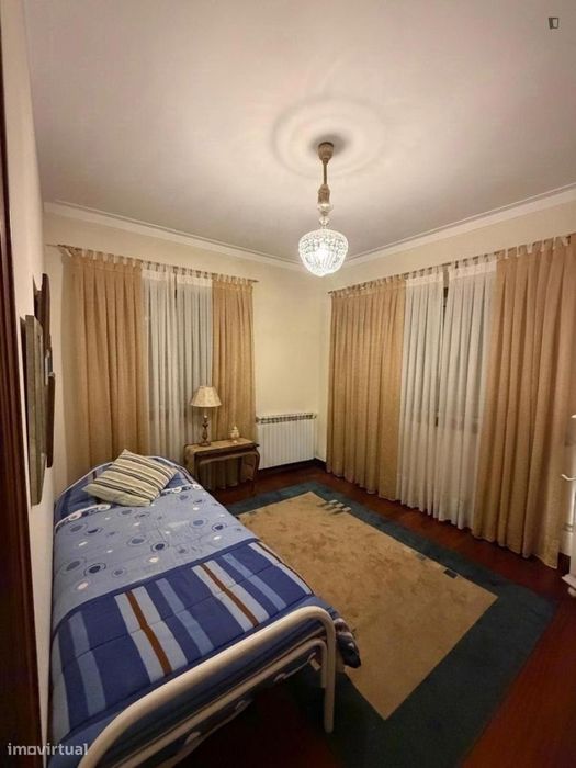 Quarto - localizado em Oliveira do Douro Porto