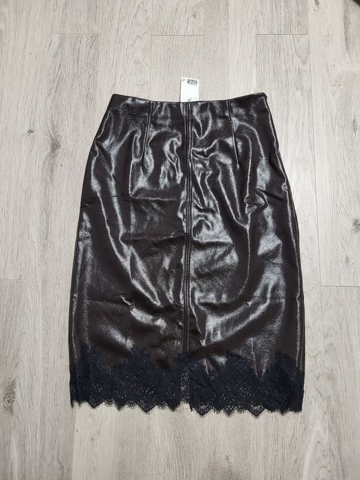 Спідниця з екошкіри H&M.