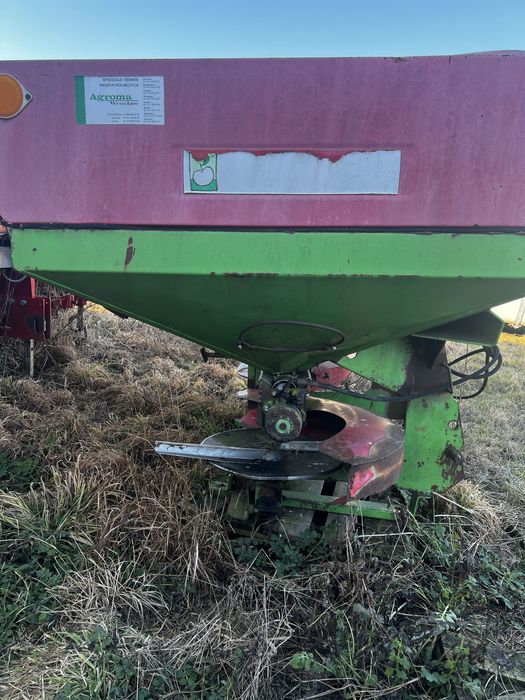 Rozsiewacz nawozu Agromet Pilmet MXL – solidny, gotowy do pracy