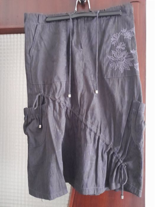 Saia em tecido com bolsos