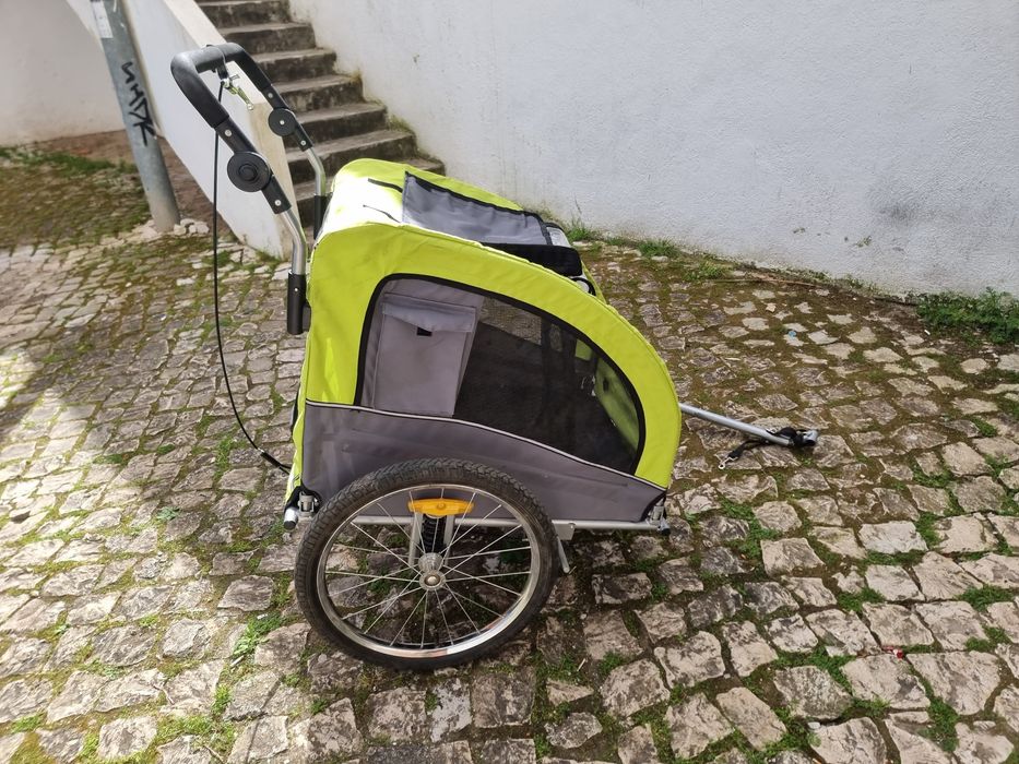 Carrinho atrelado cães