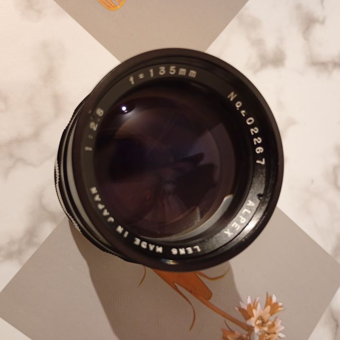 obiektyw fotograficzny marki Alpex, model 135mm f/2.8.