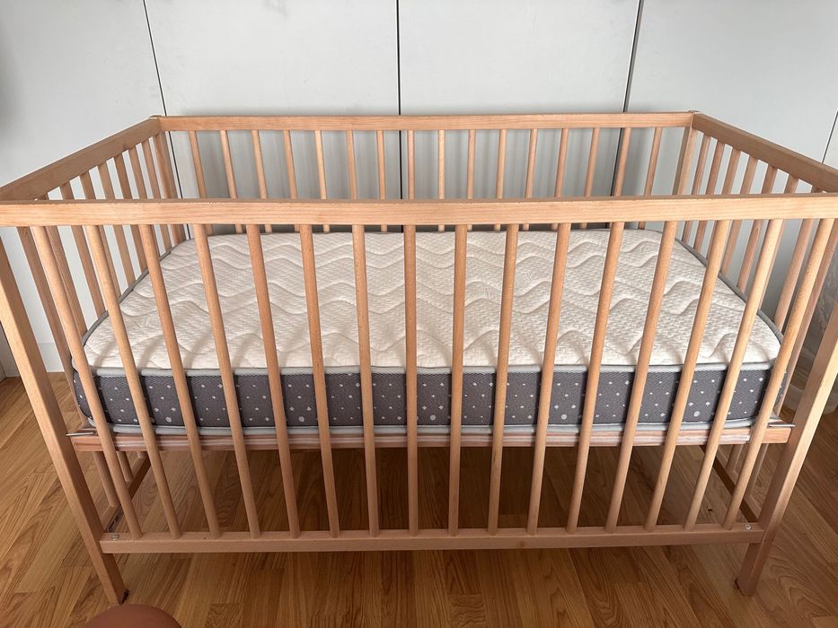 Vendo berço novo e colchão de brinde